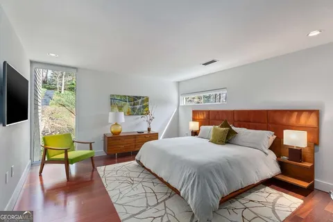 535 Forest Hills Dr NE