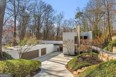 535 Forest Hills Dr NE