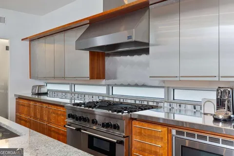 535 Forest Hills Dr NE