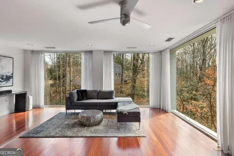 535 Forest Hills Dr NE