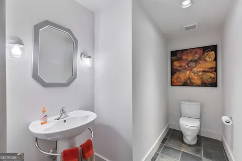 535 Forest Hills Dr NE