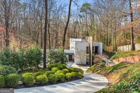 535 Forest Hills Dr NE