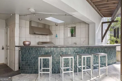 535 Forest Hills Dr NE