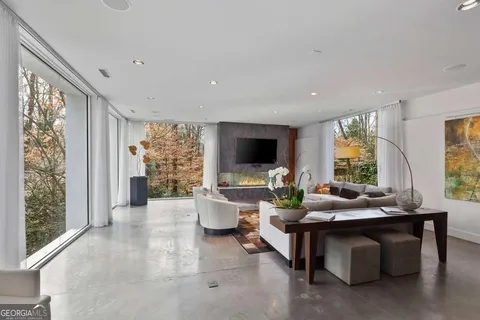 535 Forest Hills Dr NE