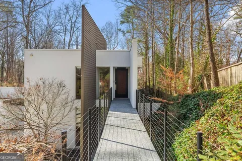 535 Forest Hills Dr NE