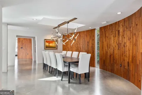 535 Forest Hills Dr NE