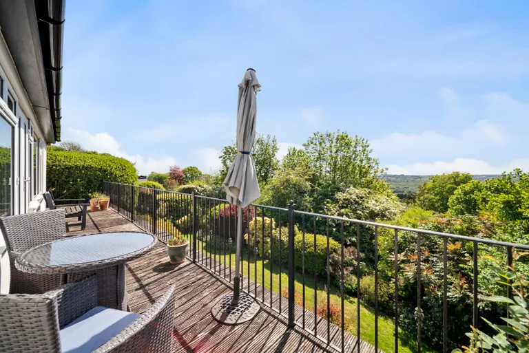 5 bedrooms detached house for sale