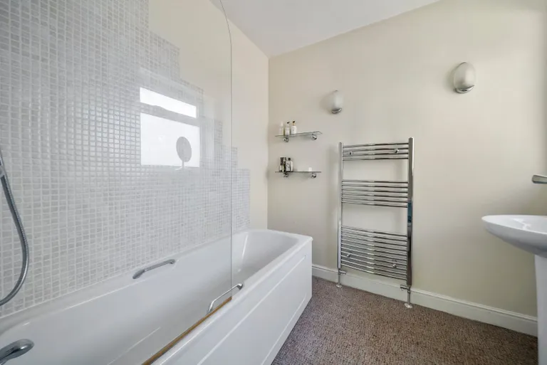 5 bedrooms detached house for sale