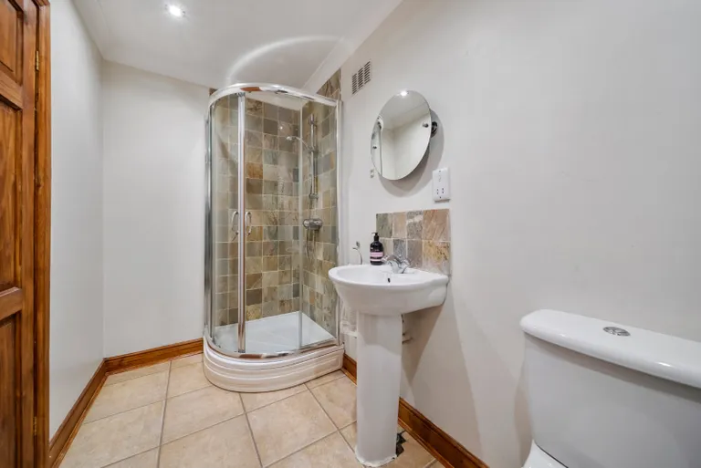 5 bedrooms detached house for sale