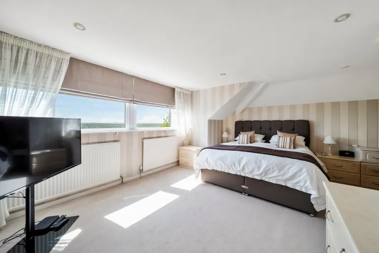 5 bedrooms detached house for sale