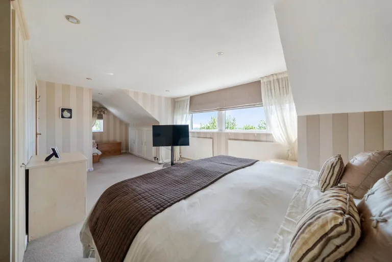 5 bedrooms detached house for sale