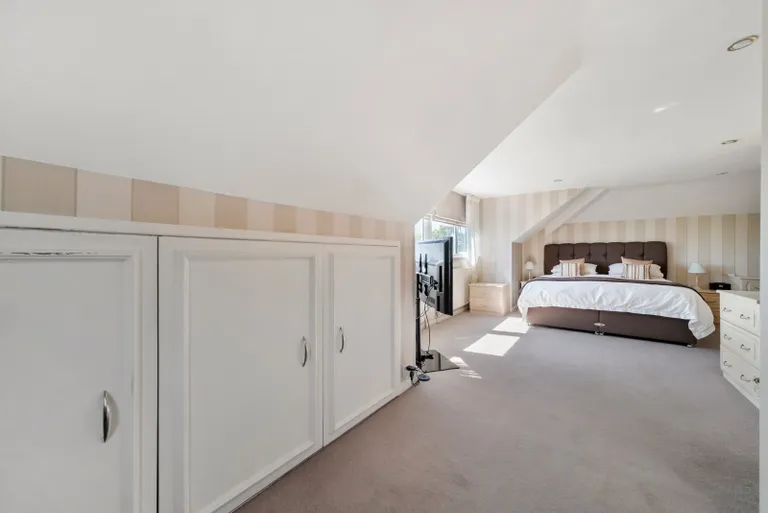 5 bedrooms detached house for sale