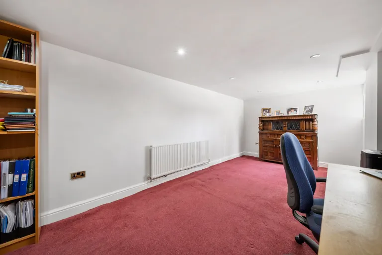 5 bedrooms detached house for sale